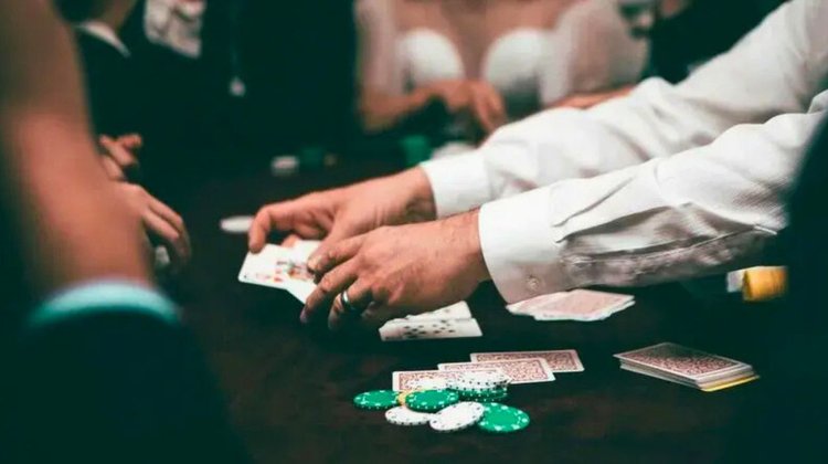 ¡De película! Cae pareja por defraudar a casino con cámara oculta