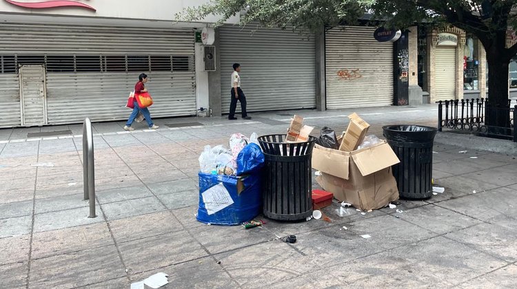 Amanecen calles del Centro saturadas de basura tras el Buen Fin