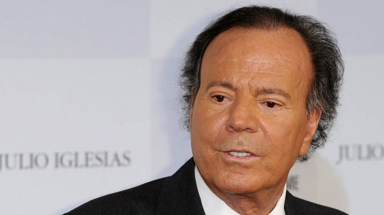 Julio Iglesias publica WhatsApps para demostrar su inocencia