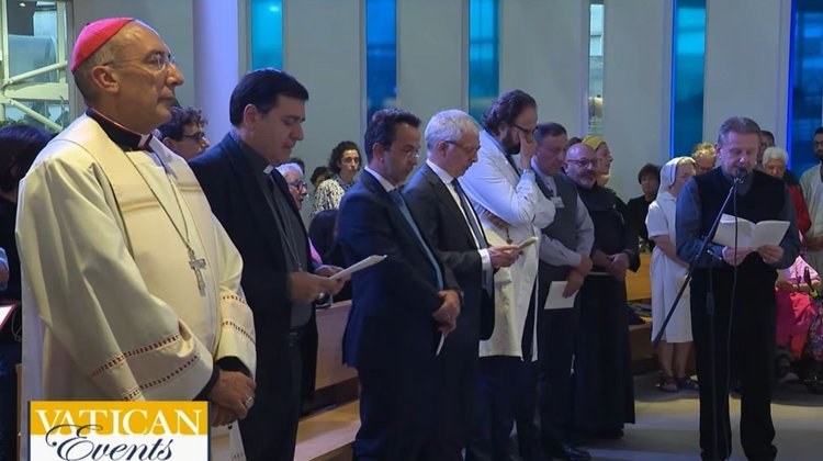 Fieles y religiosos oran por la salud del papa durante operación