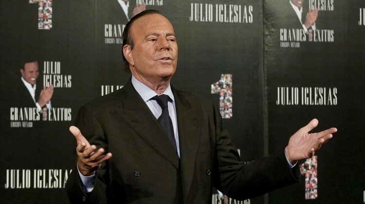 Julio Iglesias contrata un abogado para enfrentar acusaciones