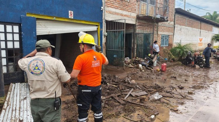 Atienden desborde de arroyo y monitorean ciclón en Jalisco