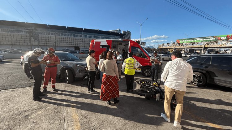 Conductor embiste a tripulantes de moto sobre avenida Gonzalitos