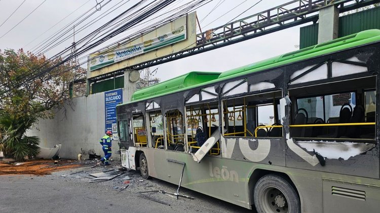 Choca tráiler contra camión urbano en San Pedro; 29 lesionados