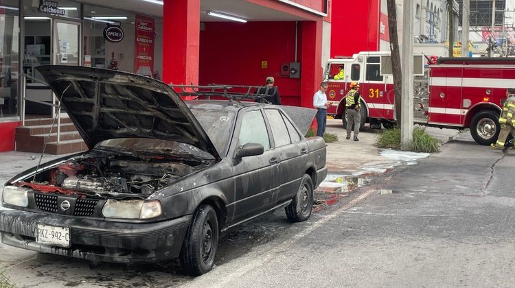 Sale a pagar el refrendo y su auto termina envuelto en llamas