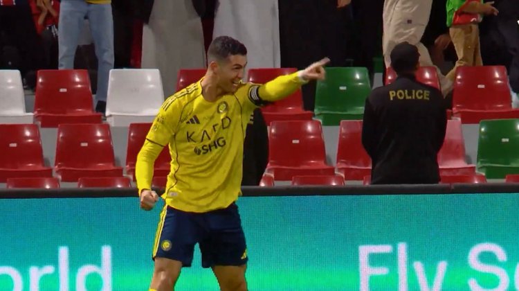 ¡Con la espalda! Así anotó Cristiano Ronaldo su gol número 957