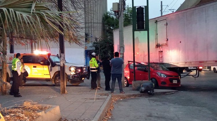 Tráiler cierra el paso a auto y provoca accidente en Monterrey