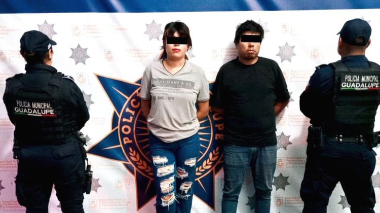 Pareja es captada in fraganti robando cosméticos en Guadalupe