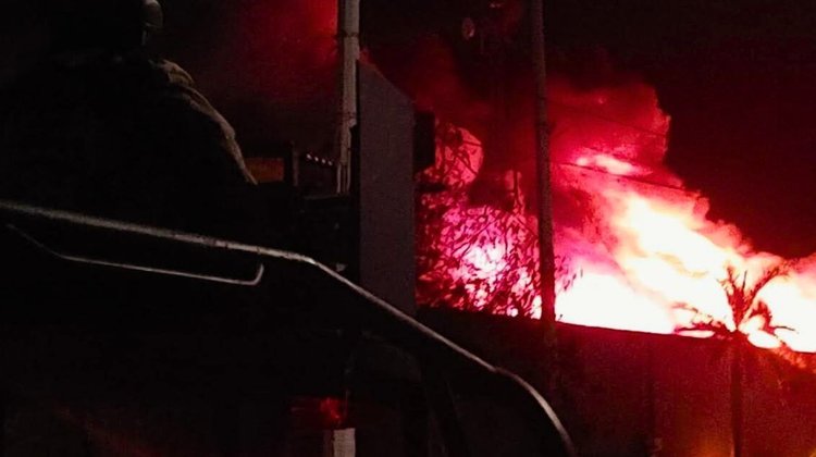 Incendio en maquiladora en Matamoros deja un bombero muerto