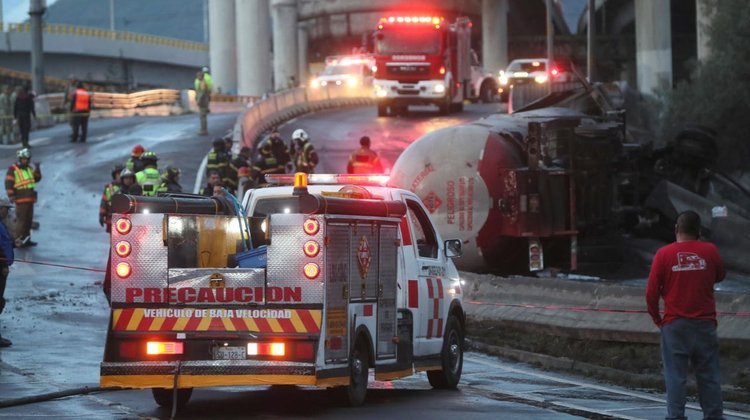 Se elevan a ocho los muertos por la explosión de una pipa en CDMX