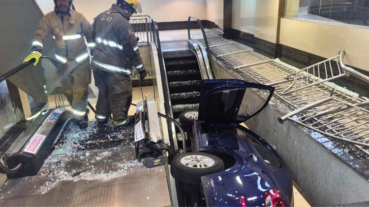 Cae automóvil sobre escalera eléctrica de un centro comercial