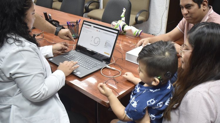 IMSS NL coloca primer implante coclear a niño con sordera