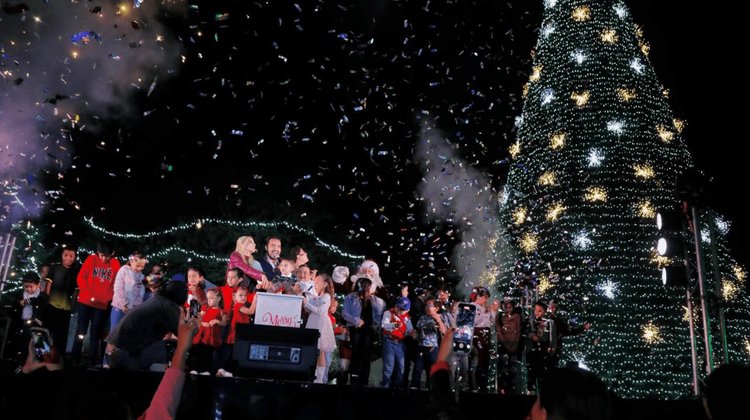Disfrutan del encendido del Pino Navideño en Santa Catarina