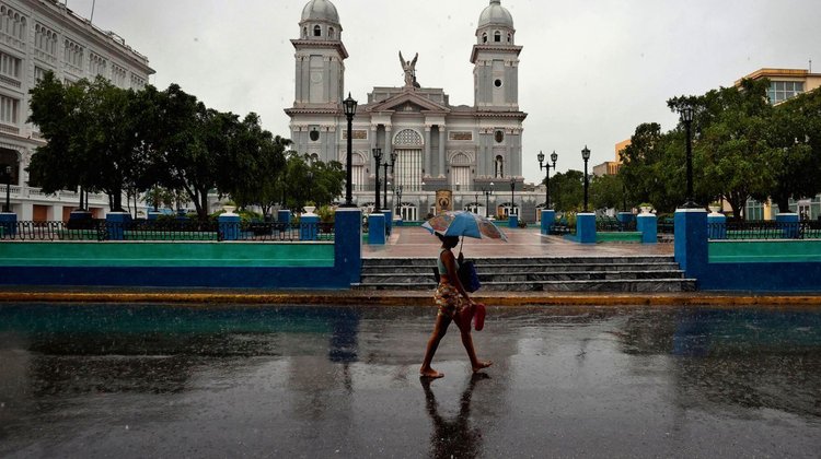 'Melissa' se debilita en Cuba, pero sigue peligro en categoría 3