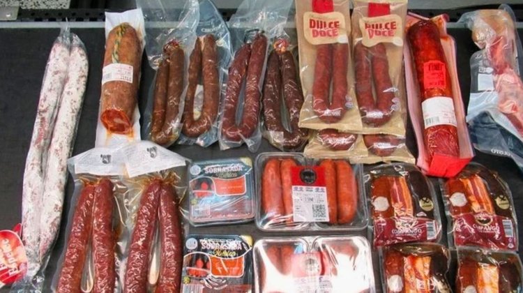 Sancionan a viajero por ingresar a EUA con 9 kg de embutidos
