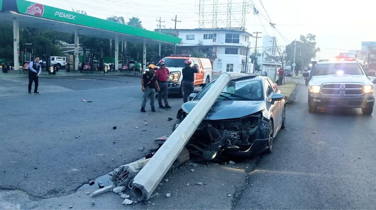 Conductor se estrella contra poste y huye en Av. Revolución