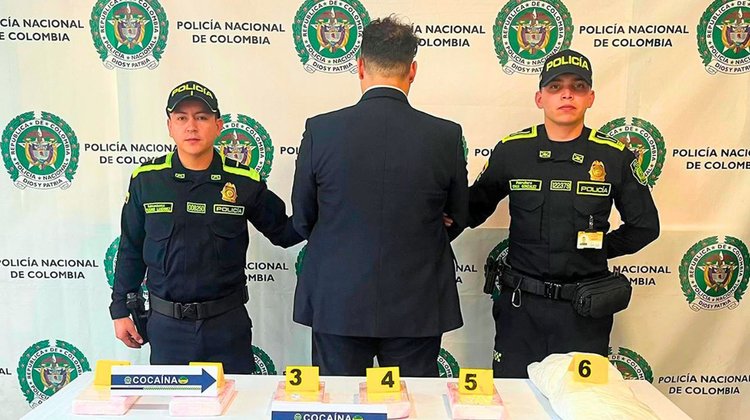 Capturan a hombre disfrazado de piloto con cocaína en Bogotá
