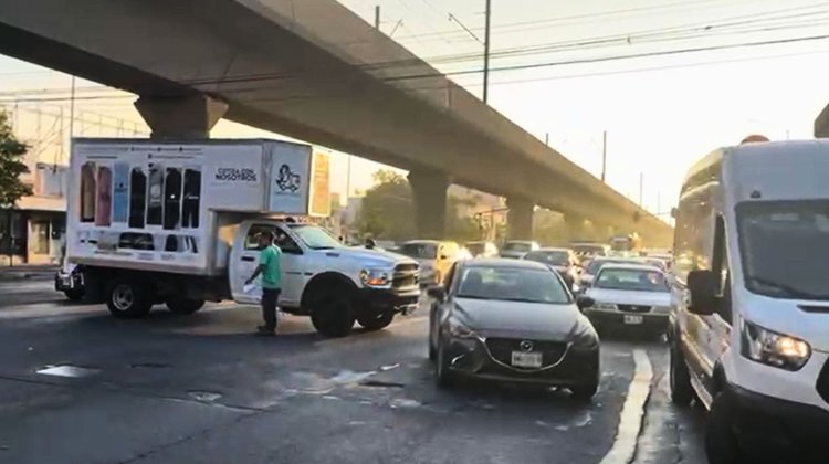 Camioneta impacta vehículo en avenida Colón sin lesionados