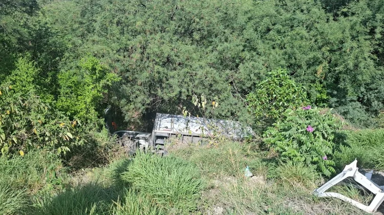 Vuelca camión cargado con harina en carretera de Tamaulipas
