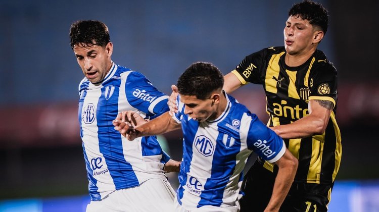 Deja ir Peñarol otra victoria y se complica en el torneo uruguayo