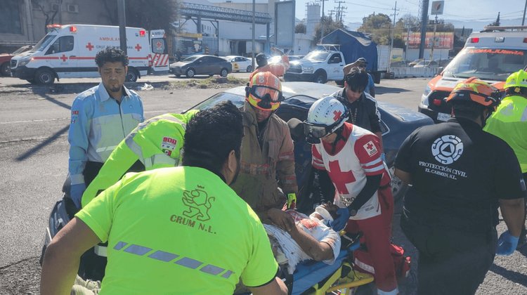 Accidente vial deja tres lesionados sobre avenida Morones Prieto