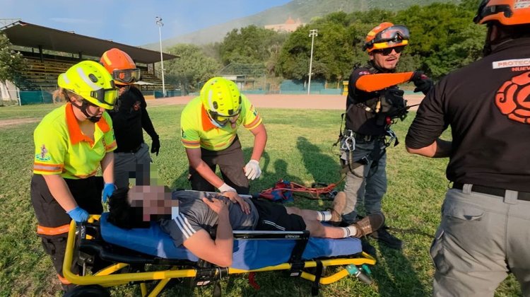 Realizan rescate aéreo de joven en el Cerro de la Silla
