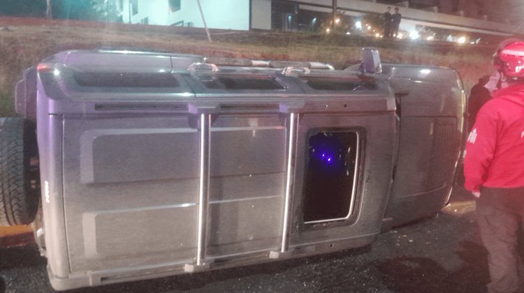 Abandonan camioneta de lujo tras volcadura en avenida Fundadores