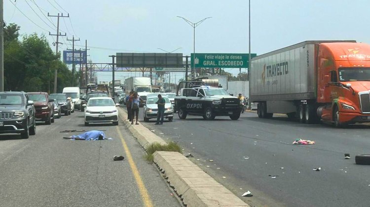 Muere hombre atropellado cuando cambiaba una llanta en Escobedo