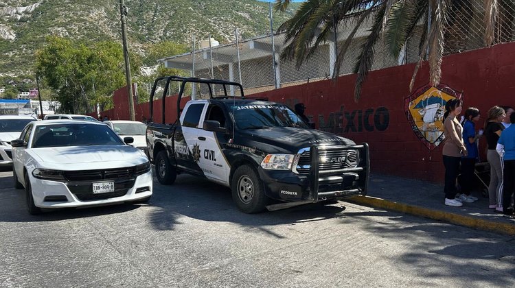 Hallan a alumno armado en secundaria de Monterrey