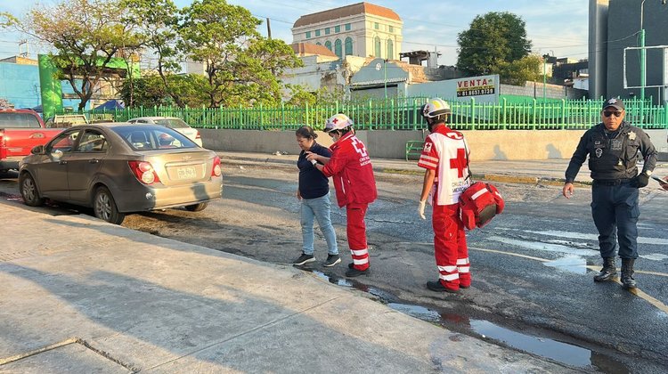 Derrapan moto, pareja resulta lesionada en el centro de Monterrey