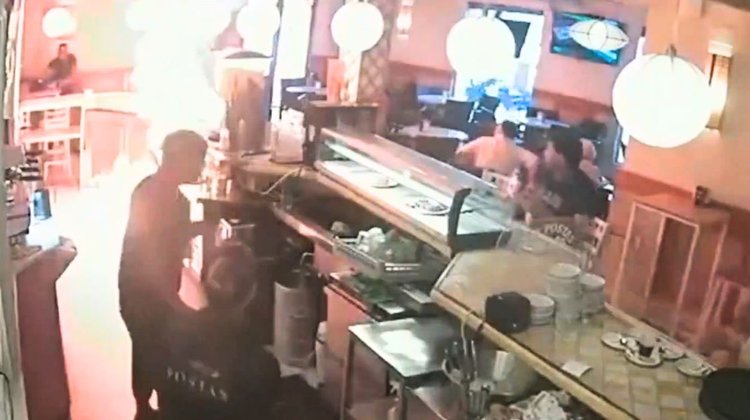 Hombre incendia bar porque no le pusieron mayonesa a su bocadillo