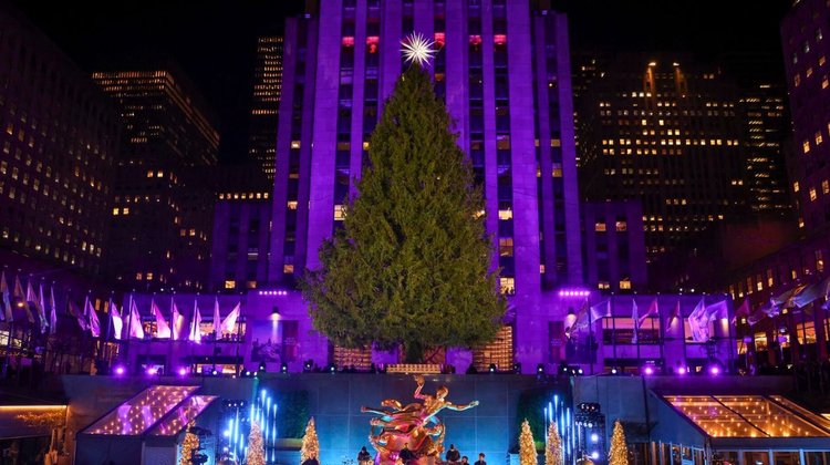 Marc Anthony y Michael Bublé iluminan famoso árbol navideño en NY