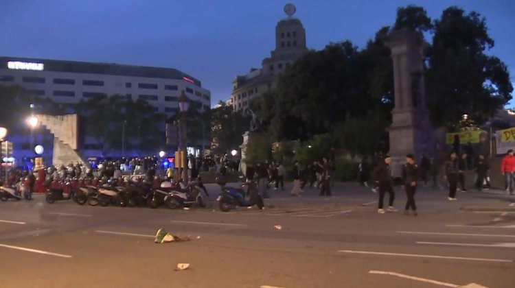 Saquean comercios y dejan un centenar de detenidos en Barcelona