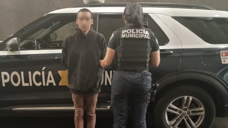 Detienen a hombre por dañar cableado en alcantarilla 
