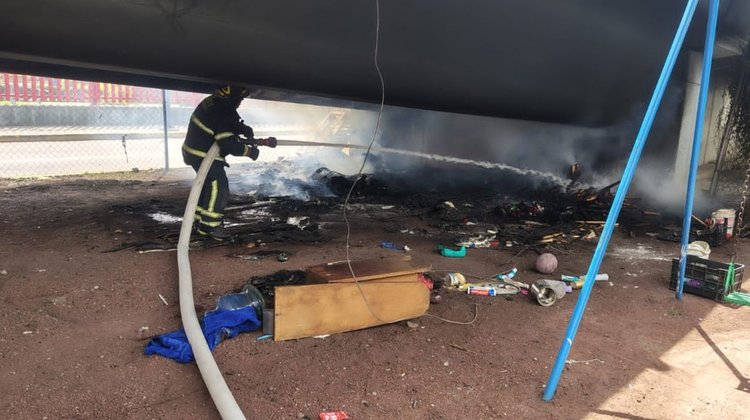 Sofocan fuego bajo puente vehicular en Ciudad de México