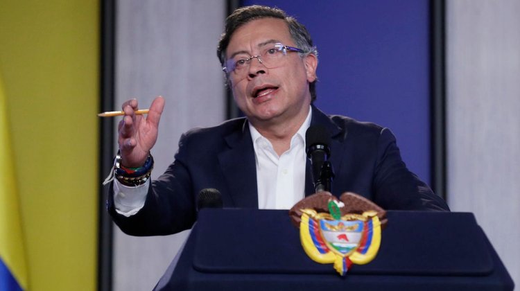 Investigan a Petro por llevar a jefes criminales a acto público