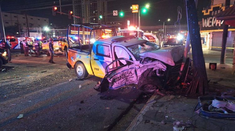 Chocan patrullas de la Policía de Monterrey; hay cuatro heridos