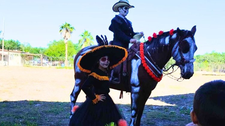 Con su caballo, niño destaca en concurso de catrines en Cadereyta