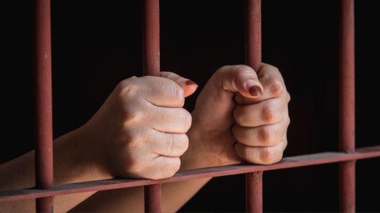 Ecuador: condenan a dos madres y abuelo por explotación de hijas