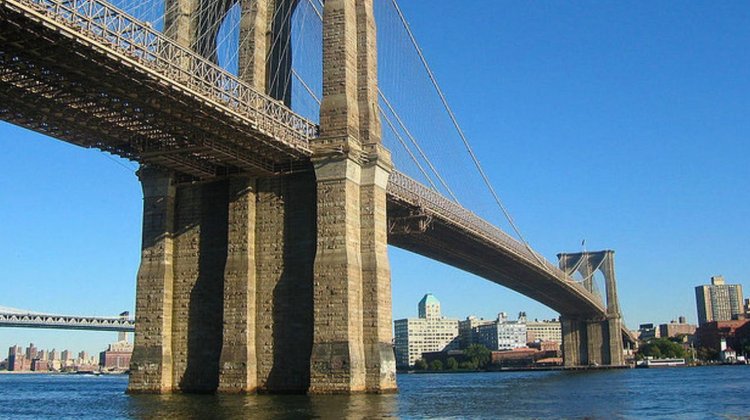 Hombre salta del puente de Brooklyn, sobrevive y es acusado