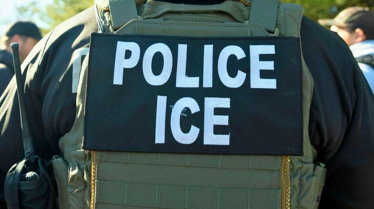 Envían más de cien agentes migratorios a base de San Francisco