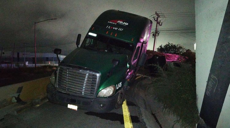 Tráiler sale del camino y deja rollos de acero en García
