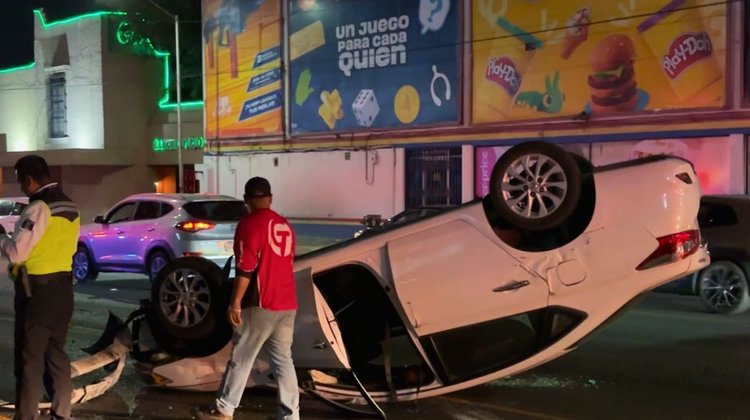 Conductor sufre ataque epiléptico y vuelca sobre Gonzalitos