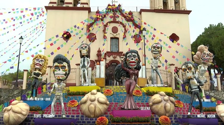 Tradición y calaveras gigantes dan vida al megaaltar de Santiago