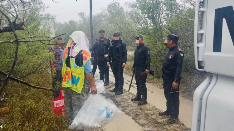 Auxilia Fuerza Civil a traileros varados por lluvias en Sabinas