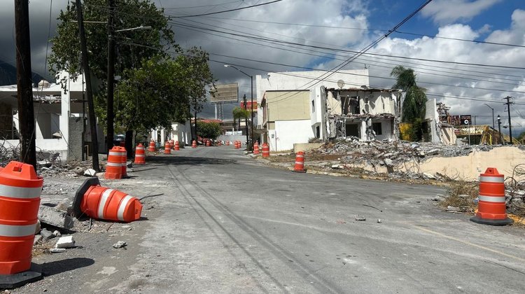 Avanza demolición en Llave de Oro con casas habitadas
