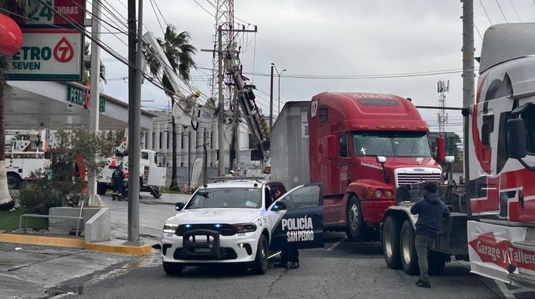 Tráiler derriba poste con transformador en avenida Corregidora