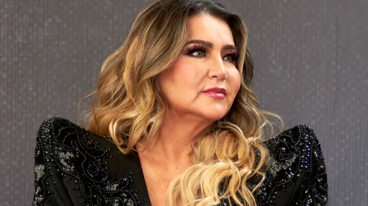 Alicia Villarreal llega a la Fiscalía en NL y ratifica denuncias