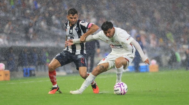 Chivas aprovecha regalo de Rayados y gana 1-0