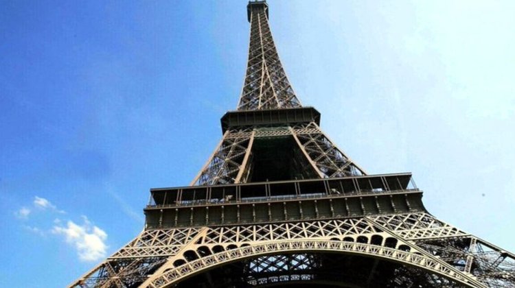 Venden un tramo de la escalera original de la Torre Eiffel 